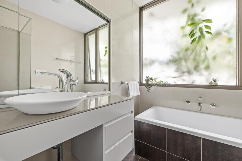 Luminous Ensuite Queen Room - Centrally Located Pymble Екстериор снимка